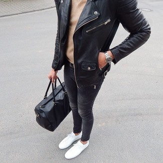 Come indossare e abbinare sneakers basse bianche: Indossa una giacca da moto in pelle nera con jeans aderenti grigio scuro per un look comfy-casual. Sfodera il gusto per le calzature di lusso e scegli un paio di sneakers basse bianche.