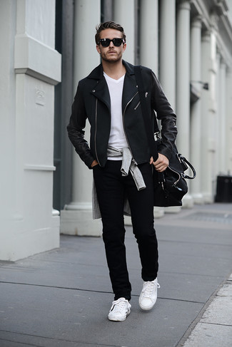 Quale giacca da moto indossare con jeans neri per un uomo di 30 anni in modo casual: Indossa una giacca da moto e jeans neri per un look perfetto per il weekend. Questo outfit si abbina perfettamente a un paio di scarpe da ginnastica di tela bianche.