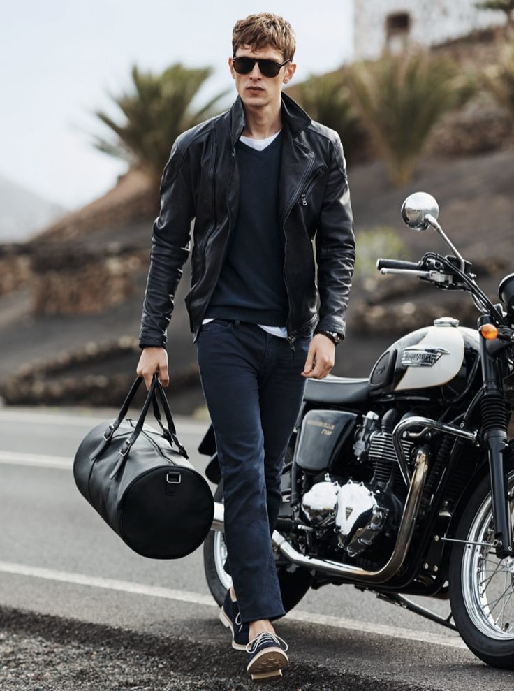 Look alla moda per uomo: Giacca da moto in pelle nera, Maglione con scollo  a v blu scuro, T-shirt girocollo bianca, Jeans aderenti blu scuro