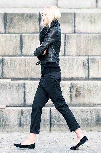 Quale giacca da moto indossare con chino neri in autunno 2024: Mostra il tuo stile in una giacca da moto con chino neri per essere casual. Ballerine in pelle scamosciata nere sono una gradevolissima scelta per completare il look. Ecco una buona scelta per creare uno stupendo outfit autunnale.