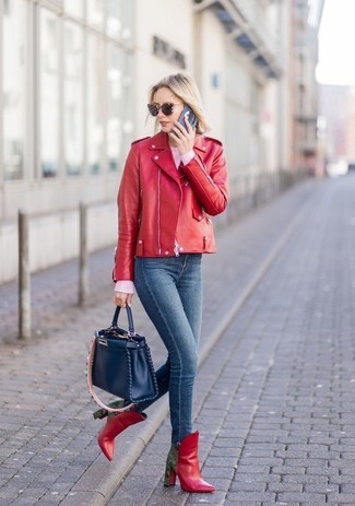 Look alla moda per donna: Giacca da moto in pelle rossa, Maglione girocollo rosa, Jeans aderenti blu scuro, Stivaletti in pelle rossi