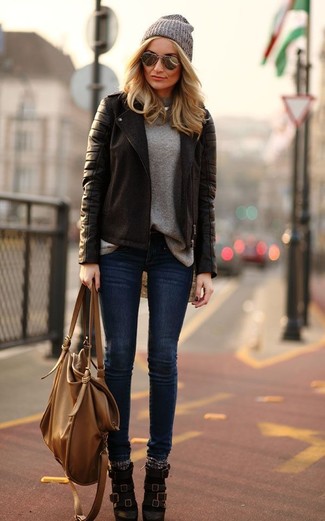 Quale stivaletti indossare con una giacca da moto marrone scuro: Vestiti con una giacca da moto marrone scuro e jeans aderenti blu scuro per un look spensierato e alla moda. Stivaletti sono una buona scelta per completare il look.