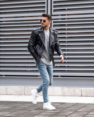 Quale sneakers basse indossare con jeans azzurri in primavera 2025: Scegli un outfit composto da una giacca da moto in pelle nera e jeans azzurri per una sensazione di semplicità e spensieratezza. Perfeziona questo look con un paio di sneakers basse. Con quest'outfit primaverile non si può mai sbagliare.