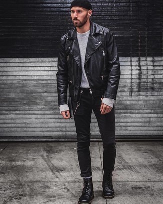 Quale jeans aderenti indossare con una giacca da moto nera: Metti una giacca da moto nera e jeans aderenti per una sensazione di semplicità e spensieratezza. Scegli un paio di stivali casual in pelle neri per dare un tocco classico al completo.