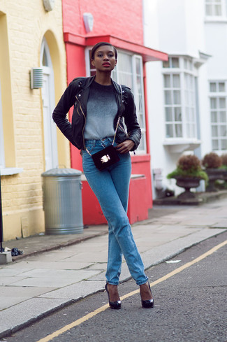 Come indossare e abbinare jeans blu con décolleté in pelle neri quando fa caldo in modo smart-casual: Indossa una giacca da moto in pelle nera e jeans blu e sarai un vero sballo. Décolleté in pelle neri sono una validissima scelta per completare il look.