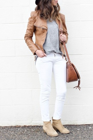 Come indossare e abbinare una giacca da moto marrone chiaro in modo smart-casual: Abbina una giacca da moto marrone chiaro con jeans bianchi per un look raffinato. Stivaletti in pelle scamosciata beige sono una eccellente scelta per completare il look.