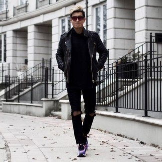 Quale jeans indossare con un maglione girocollo nero per un uomo di 20 anni quando fa freddo: Per un outfit della massima comodità, mostra il tuo stile in un maglione girocollo nero con jeans. Per distinguerti dagli altri, opta per un paio di scarpe sportive viola chiaro.