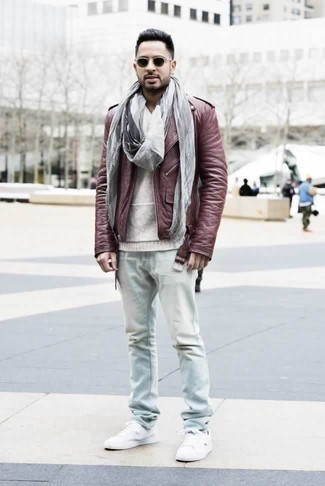 Quale jeans indossare con un maglione girocollo bianco: Prova a combinare un maglione girocollo bianco con jeans per un outfit comodo ma studiato con cura. Sneakers basse di tela bianche sono una eccellente scelta per completare il look.