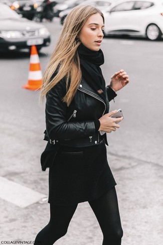 Come indossare e abbinare una minigonna di lana nera per una donna di 20 anni: Scegli una giacca da moto in pelle nera e una minigonna di lana nera per un outfit comodo ma studiato con cura.