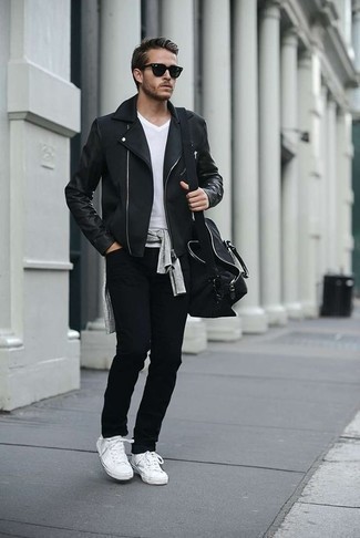 Come indossare e abbinare una giacca da moto nera in modo casual: Potresti combinare una giacca da moto nera con jeans neri per un look trendy e alla mano. Sneakers basse di tela bianche sono una eccellente scelta per completare il look.