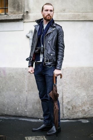 Look alla moda per uomo: Giacca da moto in pelle nera, Maglione girocollo grigio, T-shirt manica lunga blu scuro, Jeans blu scuro