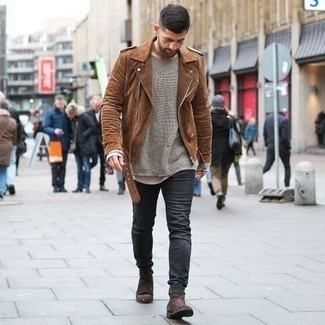 Come indossare e abbinare una giacca marrone quando fa freddo in modo casual: Coniuga una giacca marrone con jeans aderenti neri per una sensazione di semplicità e spensieratezza. Scegli uno stile classico per le calzature e scegli un paio di stivali chelsea in pelle scamosciata marrone scuro come calzature.