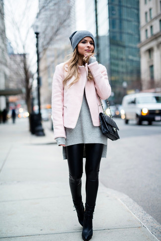 Come indossare e abbinare leggings in pelle neri quando fa caldo: Mostra il tuo stile in una giacca da moto rosa con leggings in pelle neri per le giornate pigre. Stivaletti in pelle neri sono una eccellente scelta per completare il look.
