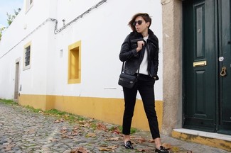 Come indossare e abbinare scarpe basse nere: Potresti indossare una giacca da moto in pelle nera e pantaloni skinny neri per vestirti casual. Rifinisci questo look con un paio di scarpe basse nere.
