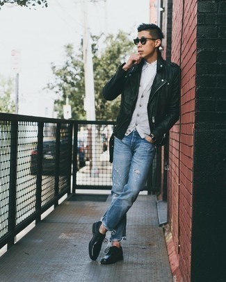 Come indossare e abbinare scarpe derby con jeans quando fa freddo: Potresti combinare una giacca da moto in pelle nera con jeans per un outfit rilassato ma alla moda. Scarpe derby doneranno eleganza a un look altrimenti semplice.