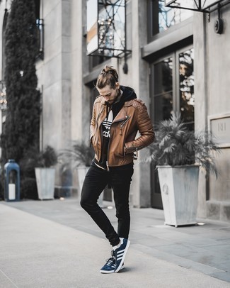 Quale giacca da moto indossare con jeans aderenti neri per un uomo di 30 anni quando fa caldo: Prova ad abbinare una giacca da moto con jeans aderenti neri per una sensazione di semplicità e spensieratezza. Aggiungi un paio di sneakers basse in pelle scamosciata blu scuro e bianche al tuo look per migliorare all'istante il tuo stile.