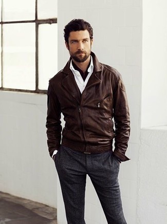 Come indossare e abbinare una giacca da moto con una camicia a maniche lunghe: Potresti indossare una giacca da moto e una camicia a maniche lunghe per un look trendy e alla mano.