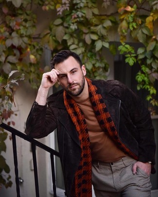 Come indossare e abbinare una sciarpa bordeaux per un uomo di 30 anni: Combina una giacca da moto in pelle scamosciata marrone scuro con una sciarpa bordeaux per un look perfetto per il weekend.