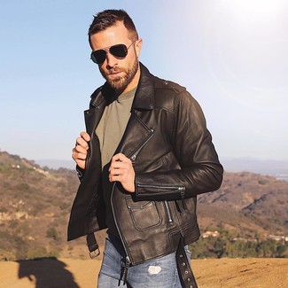 Come indossare e abbinare una giacca da moto in pelle marrone: Prova ad abbinare una giacca da moto in pelle marrone con jeans aderenti strappati blu per un'atmosfera casual-cool.