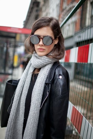 Come indossare e abbinare una sciarpa grigia quando fa caldo: Potresti abbinare una giacca da moto in pelle nera con una sciarpa grigia per un look facile da indossare.