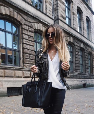 Come indossare e abbinare una borsa shopping nera e marrone chiaro: Potresti abbinare una giacca da moto in pelle nera con una borsa shopping nera e marrone chiaro per un look comfy-casual.
