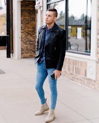 Quale jeans aderenti indossare con una giacca da moto nera: Per un outfit della massima comodità, potresti combinare una giacca da moto nera con jeans aderenti. Abbellisci questo completo con un paio di stivali chelsea in pelle scamosciata beige.