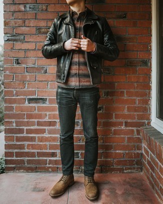 Come indossare e abbinare una giacca da moto con jeans per un uomo di 30 anni: Metti una giacca da moto e jeans per un look comfy-casual. Scegli uno stile classico per le calzature e indossa un paio di stivali casual in pelle marroni.