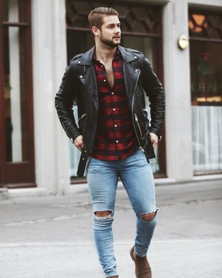 Quale jeans aderenti indossare con una giacca da moto nera per un uomo di 20 anni: Punta su una giacca da moto nera e jeans aderenti per un look comfy-casual. Scegli un paio di stivali chelsea in pelle scamosciata marroni come calzature per dare un tocco classico al completo.