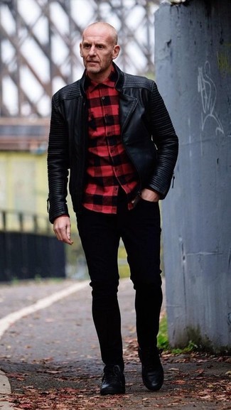 Come indossare e abbinare sneakers basse in pelle nere: Coniuga una giacca da moto in pelle nera con jeans aderenti neri per un look comfy-casual. Sfodera il gusto per le calzature di lusso e opta per un paio di sneakers basse in pelle nere.