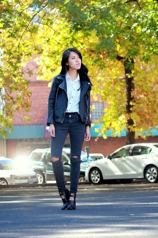 Quale jeans aderenti indossare con una camicia elegante bianca e nera in modo smart-casual: Metti una camicia elegante bianca e nera e jeans aderenti per essere casual. Stivaletti in pelle neri sono una valida scelta per completare il look.