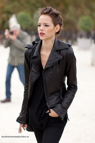 Quale giacca da moto indossare con una canotta nera e bianca per una donna di 30 anni in modo casual: Indossa una giacca da moto e una canotta nera e bianca per una sensazione di semplicità e spensieratezza.