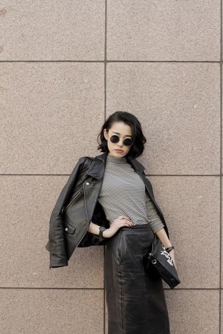 Come indossare e abbinare un dolcevita a righe orizzontali per una donna di 30 anni: Indossa un dolcevita a righe orizzontali con una gonna a tubino in pelle nera per creare un look smart casual.