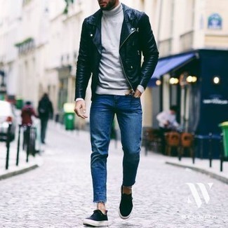 Come indossare e abbinare jeans blu scuro quando fa freddo in modo casual: Combina una giacca da moto in pelle nera con jeans blu scuro per un fantastico look da sfoggiare nel weekend. Sneakers basse di tela blu scuro sono una eccellente scelta per completare il look.