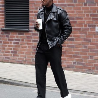 Look alla moda per uomo: Giacca da moto in pelle nera, Dolcevita nero, Chino neri, Sneakers basse di tela bianche e nere