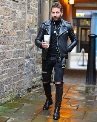 Look alla moda per uomo: Giacca da moto in pelle nera, Dolcevita nero, Jeans aderenti strappati neri, Stivali chelsea in pelle neri