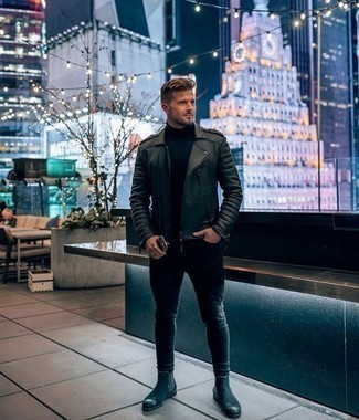 Quale jeans indossare con una giacca da moto nera per un uomo di 20 anni quando fa freddo: Per un outfit della massima comodità, abbina una giacca da moto nera con jeans. Stivali chelsea in pelle scamosciata neri impreziosiranno all'istante anche il look più trasandato.