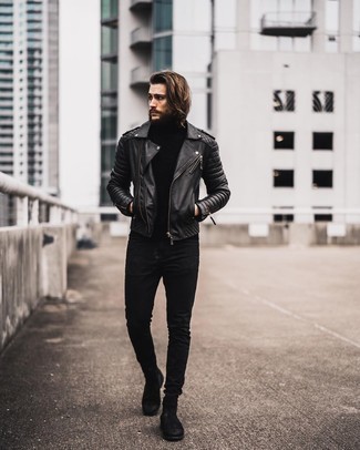 Quale giacca da moto indossare con jeans aderenti neri per un uomo di 30 anni quando fa freddo: Indossa una giacca da moto con jeans aderenti neri per una sensazione di semplicità e spensieratezza. Rifinisci il completo con un paio di stivali chelsea in pelle scamosciata neri.