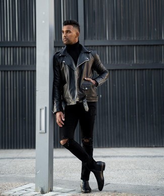 Quale giacca da moto indossare con jeans neri per un uomo di 30 anni in modo casual: Indossa una giacca da moto con jeans neri per un look comfy-casual. Prova con un paio di stivali chelsea in pelle neri per dare un tocco classico al completo.