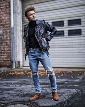 Quale giacca da moto indossare con jeans blu per un uomo di 30 anni quando fa freddo: Una giacca da moto e jeans blu sono l'outfit perfetto per le giornate di relax. Sfodera il gusto per le calzature di lusso e prova con un paio di stivali chelsea in pelle scamosciata marroni.