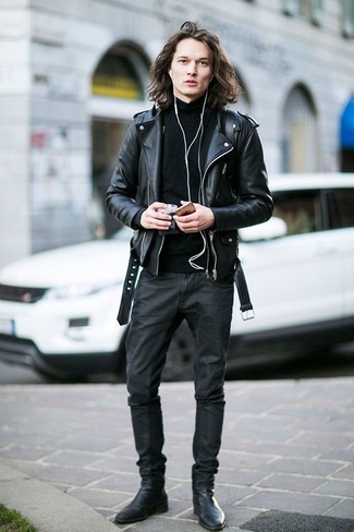 Look alla moda per uomo: Giacca da moto in pelle nera, Dolcevita nero, Jeans neri, Stivali chelsea in pelle neri