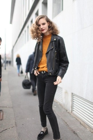 Look alla moda per donna: Giacca da moto in pelle nera, Dolcevita terracotta, Jeans aderenti neri, Mocassini eleganti in pelle scamosciata neri