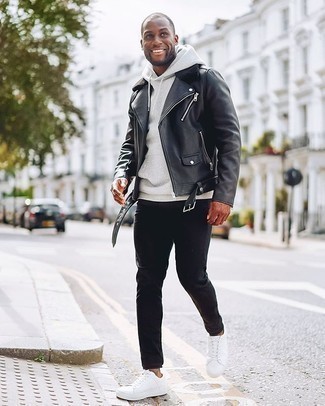 Come indossare e abbinare una giacca in pelle nera con jeans neri in modo casual: Potresti combinare una giacca in pelle nera con jeans neri per un look spensierato e alla moda. Sneakers basse di tela bianche sono una splendida scelta per completare il look.
