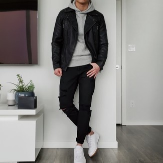 Come indossare e abbinare jeans strappati neri: Indossa una giacca da moto in pelle nera e jeans strappati neri per un'atmosfera casual-cool. Sfodera il gusto per le calzature di lusso e opta per un paio di sneakers basse in pelle bianche.