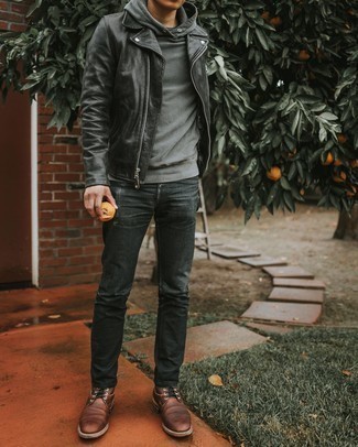 Come indossare e abbinare un maglione grigio in modo rilassato: Abbina un maglione grigio con jeans strappati neri per un look comfy-casual. Sfodera il gusto per le calzature di lusso e scegli un paio di stivali casual in pelle marrone scuro come calzature.