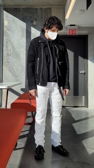 Come indossare e abbinare jeans bianchi e neri: Opta per il comfort in una giacca da moto in pelle scamosciata nera e jeans bianchi e neri. Ispirati all'eleganza di Luca Argentero e completa il tuo look con un paio di sneakers basse di tela nere.