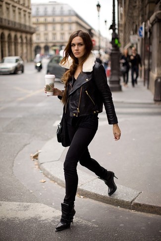 Come indossare e abbinare jeans neri quando fa caldo: Opta per una giacca da moto in pelle nera e jeans neri per un outfit comodo ma studiato con cura. Stivaletti in pelle neri sono una interessante scelta per completare il look.