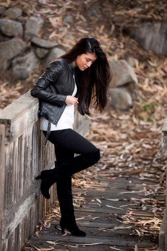 Quale maglione a trecce indossare con jeans aderenti neri quando fa freddo: Combina un maglione a trecce con jeans aderenti neri per vestirti casual. Opta per un paio di stivali sopra il ginocchio in pelle scamosciata neri per dare un tocco classico al completo.