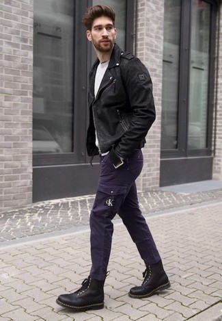 Quale giacca da moto indossare con stivali casual neri: Indossa una giacca da moto e pantaloni cargo viola per un look semplice, da indossare ogni giorno. Stivali casual neri daranno lucentezza a un look discreto.