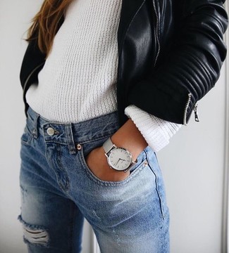 Quale jeans indossare con un maglione girocollo bianco per una donna di 30 anni quando fa freddo: Mostra il tuo stile in un maglione girocollo bianco con jeans per un look comfy-casual.