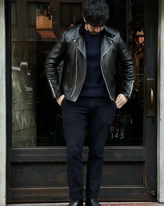 Quale maglione girocollo indossare con una giacca da moto nera: Coniuga una giacca da moto nera con un maglione girocollo per affrontare con facilità la tua giornata. Completa il tuo abbigliamento con un paio di stivali casual in pelle neri.